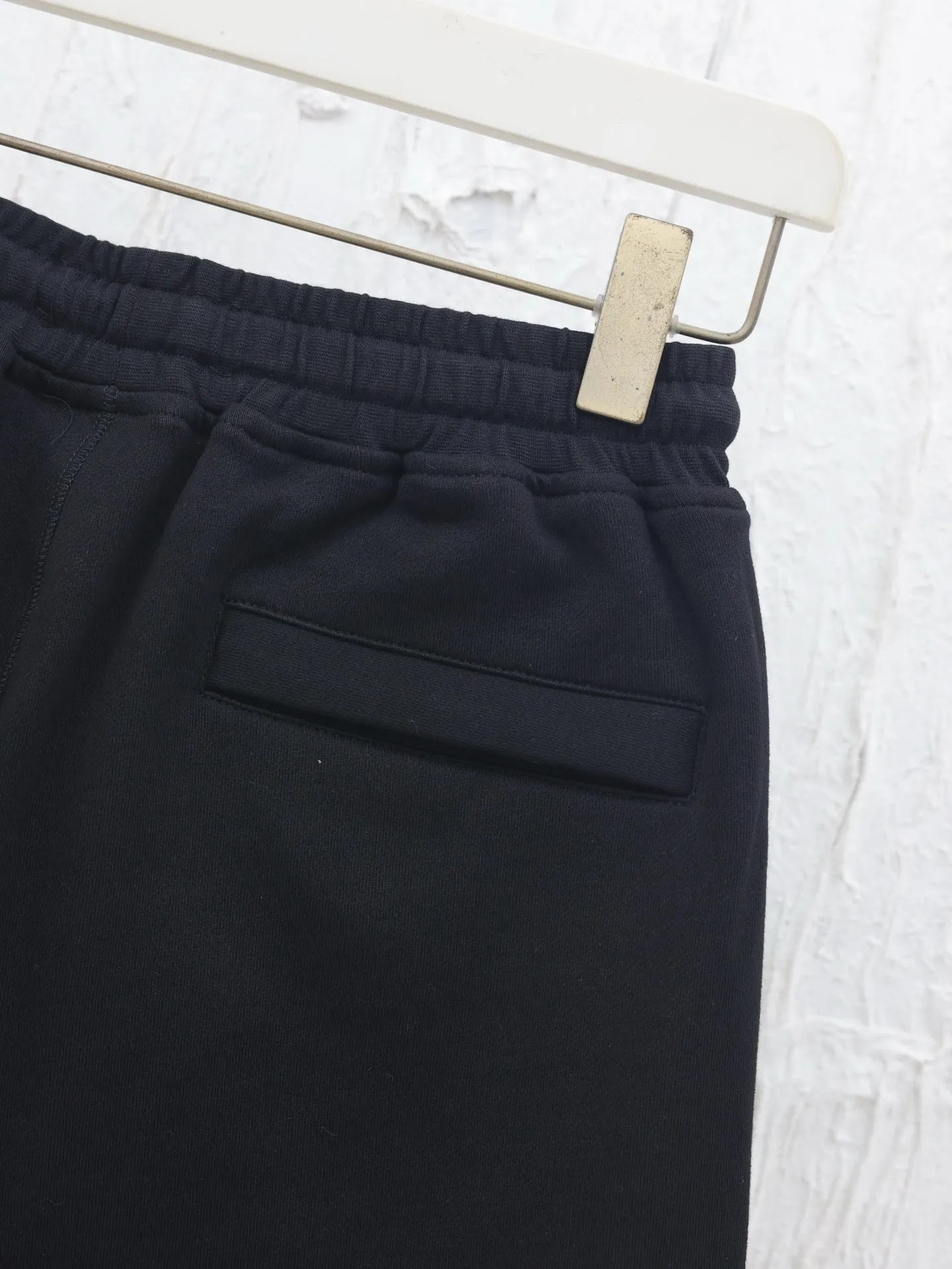 🅿️400 STONE ISLAN*/Stone Island Badge embroidered shorts Customized to the purest and most luxurious terry cloth Using imported machine embroidery technology Using advanced computer control systems and precision mechanical components to realize the red Compass badge embroidery operation Special machine reverse topstitch fine sewing technology Use special machine for topstitch sewing Requires careful preparation of the reverse side of clothing before sewing to ensure straight sewing lines and even stitches The edges are smooth and beautiful, the overall wiring is straight and delicate, the fabric is comfortable and soft, and the color is consistent without color difference. It can be matched with the same style to create a fashionable look and control various occasions. Customized accessories, complete with three standards, same style for men and women!  Size：S/M/L/XL